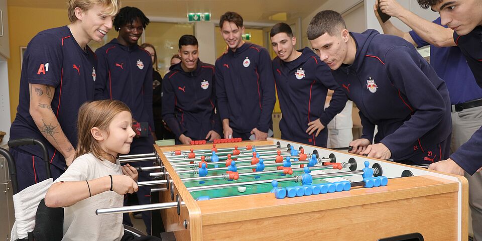 Fußballprofis des FC Red Bull Salzburg zu Besuch im Kinderspital