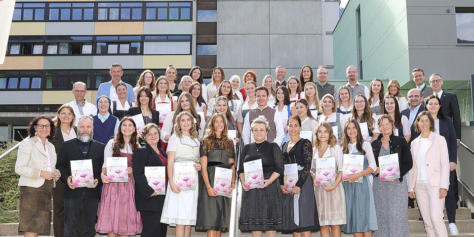 Ausbildungen erfolgreich abgeschlossen: 40 neue Pflegekräfte für die Region Ausbildungen erfolgreich abgeschlossen: 40 neue Pflegekräfte für die Region